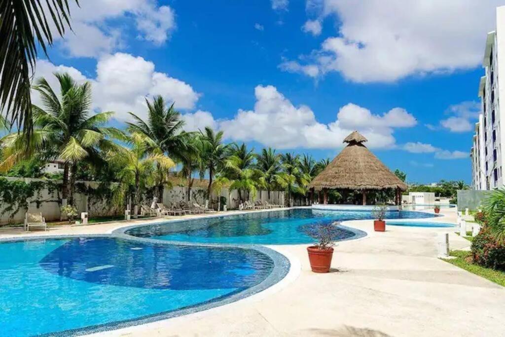 Home & Office Cancun Pool Exterior photo